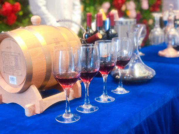 公司百酈灣項(xiàng)目舉行紅酒品鑒回饋客戶活動