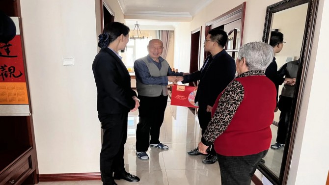 紅色物業(yè)，情暖中秋 ——上尚宅物業(yè)中心慰問孤寡老人