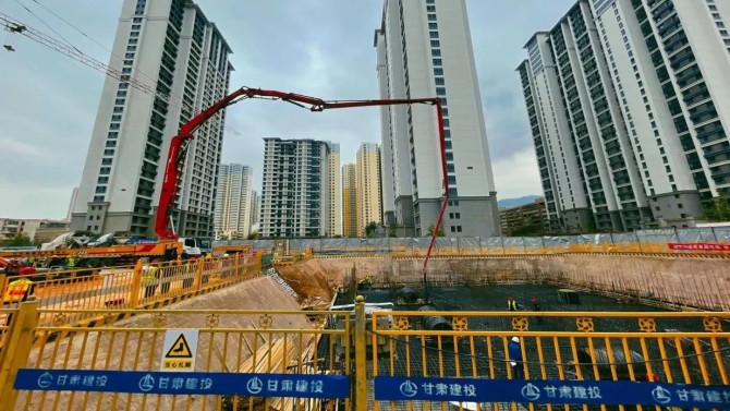 【“三抓三促”在行動】甘肅建投地產(chǎn)·金悅府項目四期 9#樓進(jìn)行筏板砼澆筑